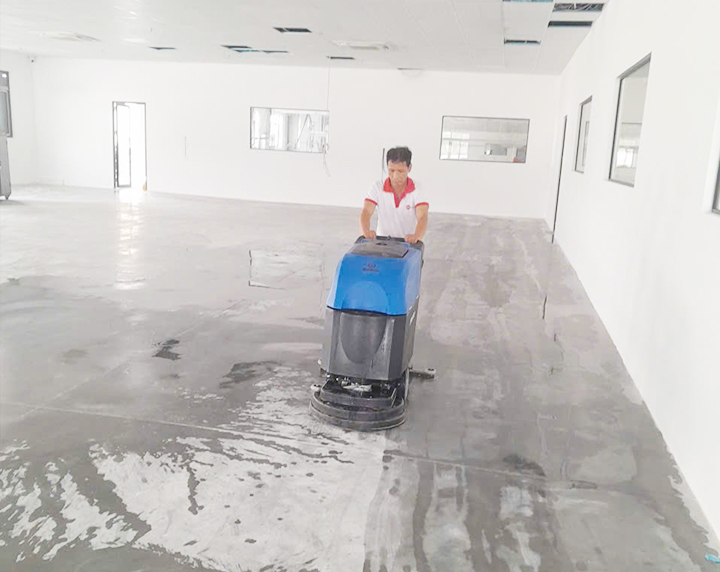 Vệ sinh showroom ô tô Thường Thuận